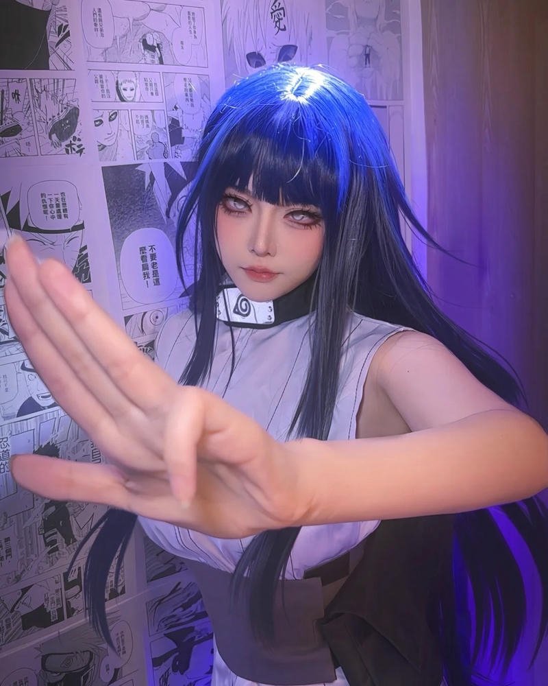 cosplay hinata tạo thế tay nhu quyền