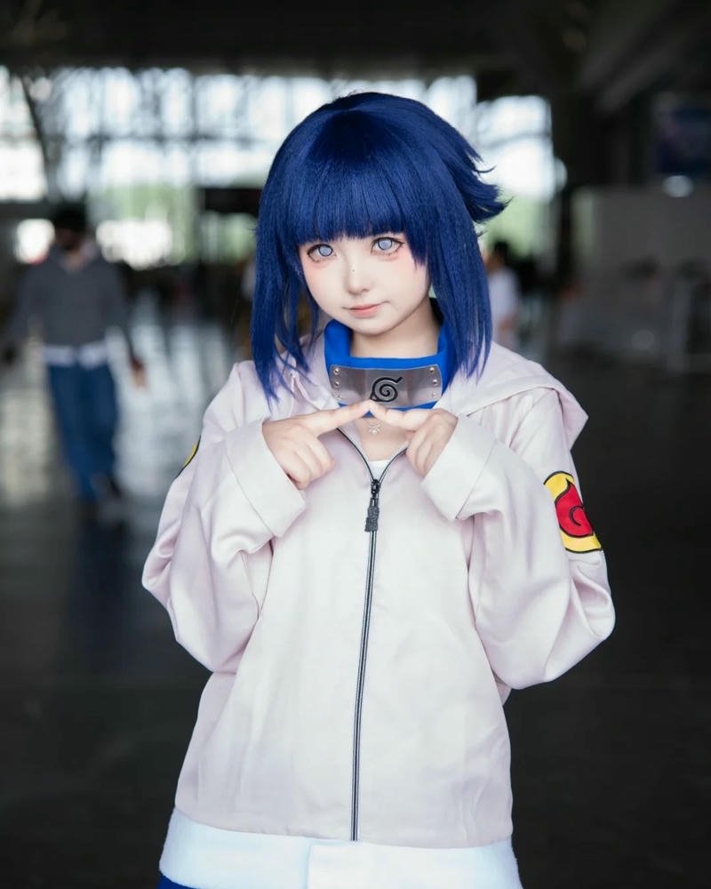 cosplay hinata đứng thẳng trên đường phố