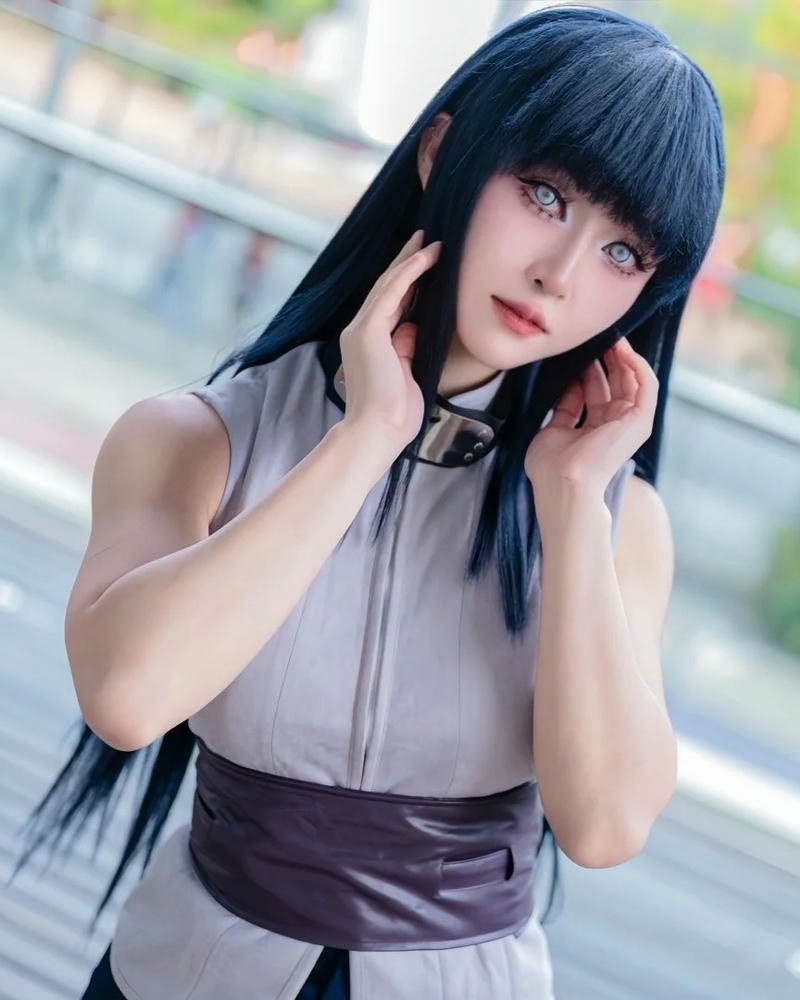 ninja hinata ngồi trên bậc thềm đá