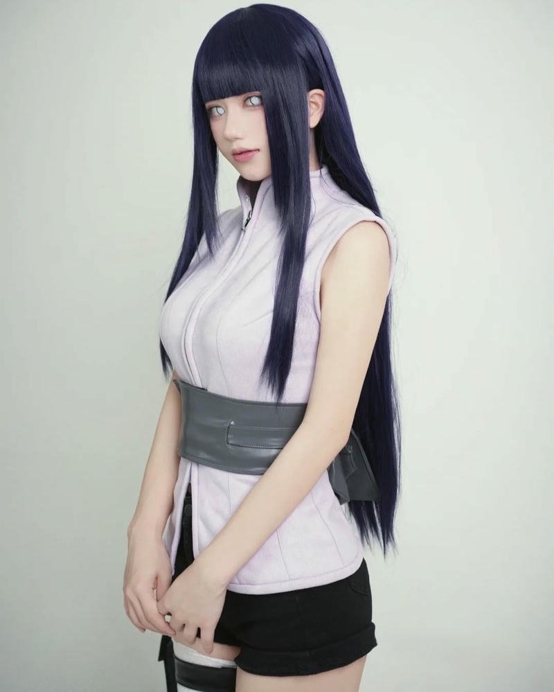 cosplay hinata đứng dựa tường nhìn nghiêng