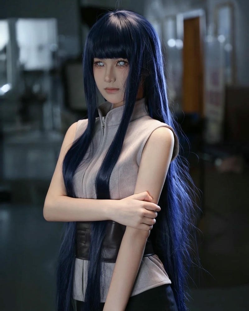 ninja hinata đứng tựa cửa kính tòa nhà