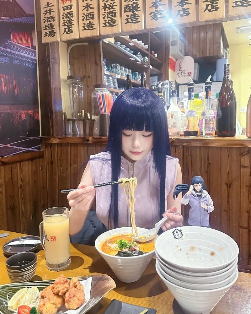 cosplay hinata ngồi ăn mì với bát lớn