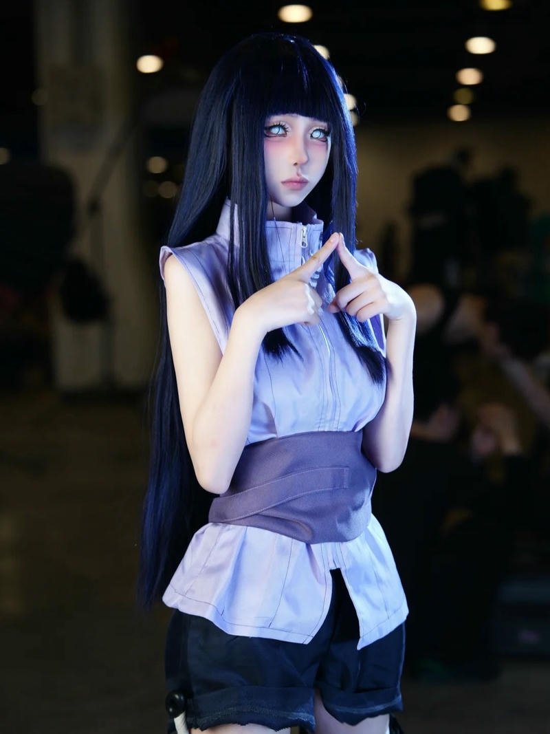 cosplay hinata mặc áo tím đứng ở sự kiện