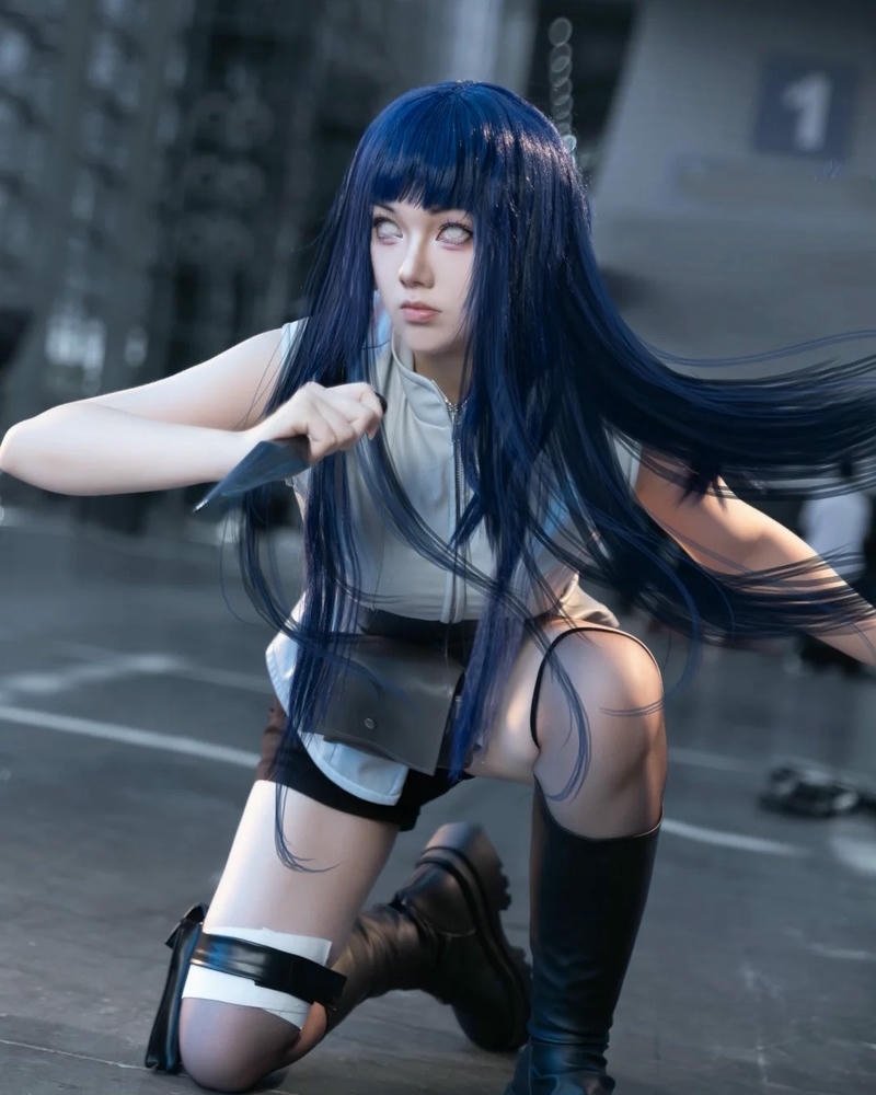 cosplay hinata tạo dáng chiến đấu trong hẻm
