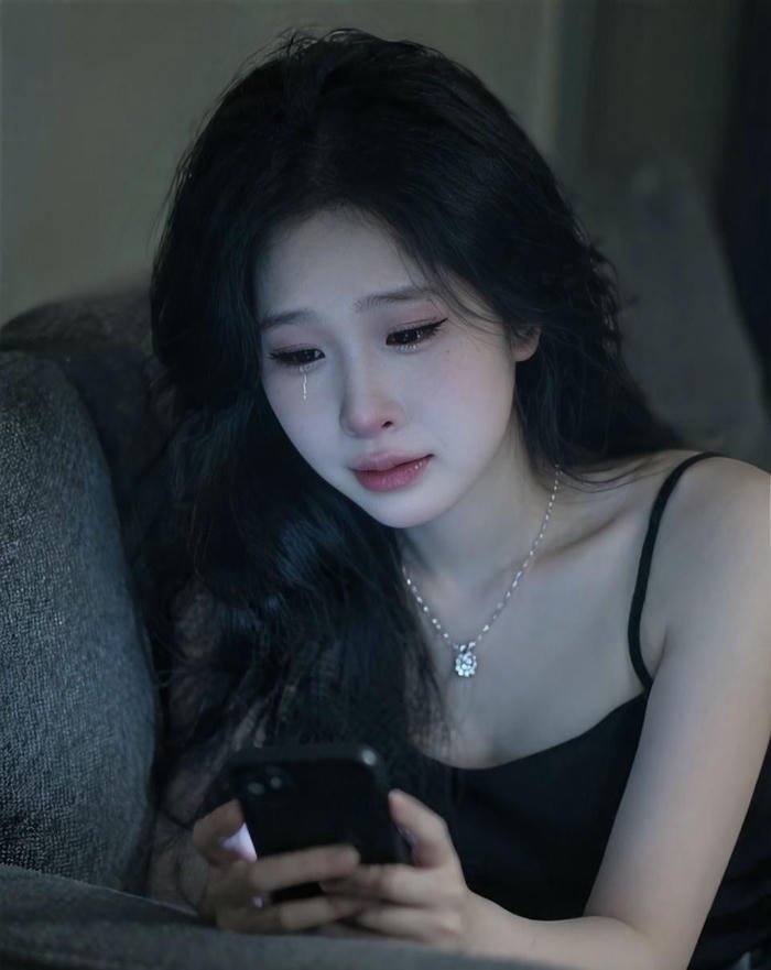 hình nữ khóc cô độc buồn