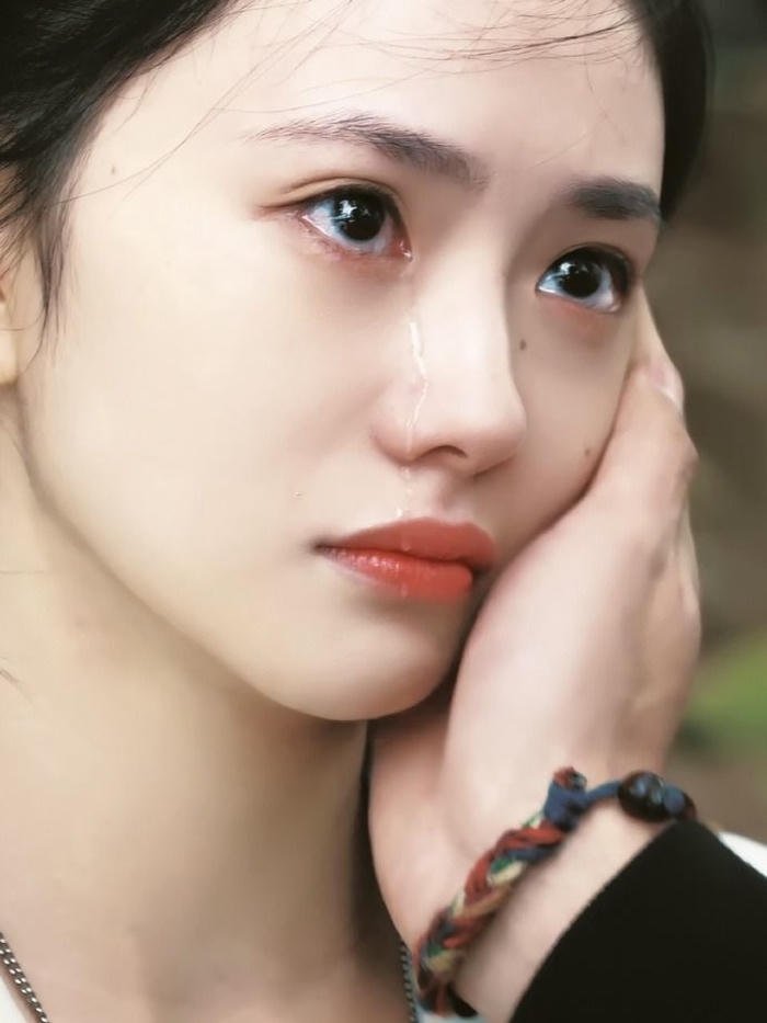 hình nữ khóc suy nghĩ nhiều