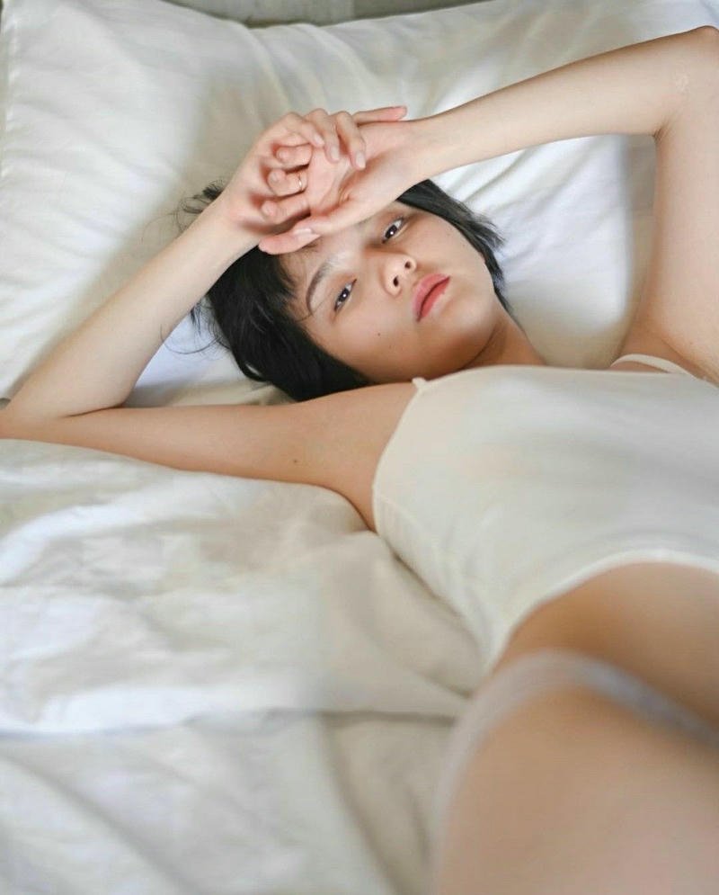 ảnh hải tú khỏa thân bên hồ bơi