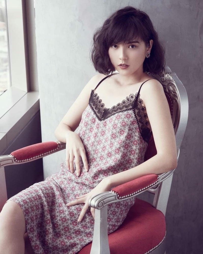 hình hải tú sexy nằm trên giường