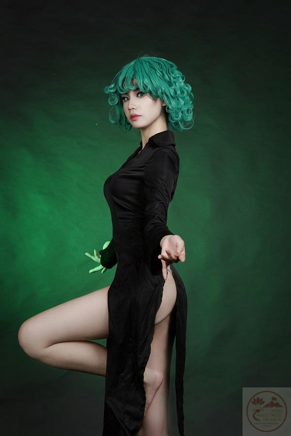 Tatsumaki trong bộ váy đen huyền bí, toát lên thần thái mạnh mẽ.