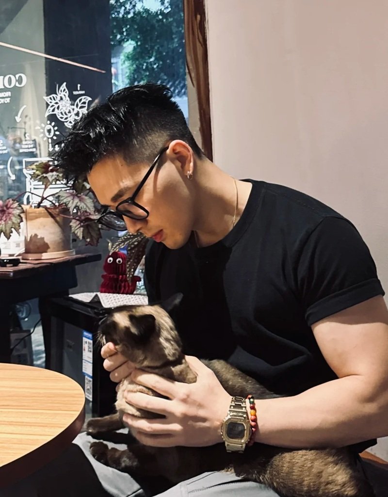 Hình ảnh chủ tịch trẻ đầy quyền lực.