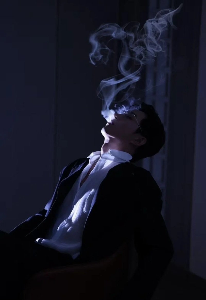 Ảnh tổng tài và bộ suit xám.