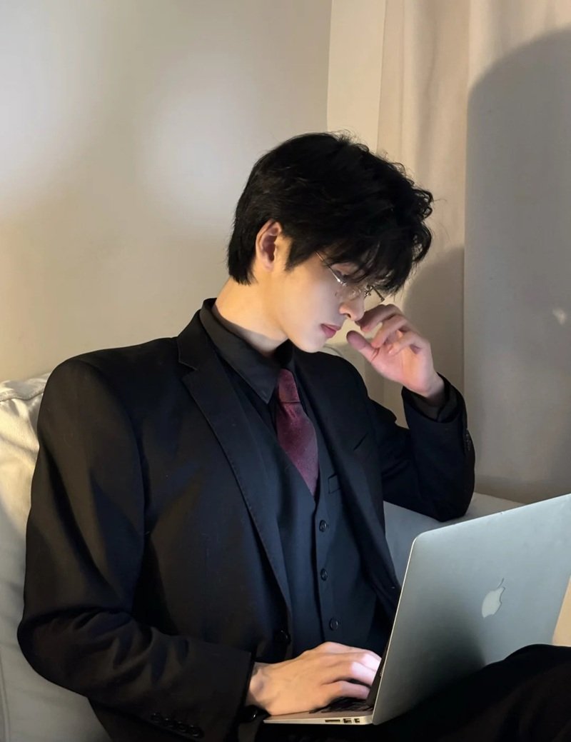 Hình ảnh nam thần văn phòng sang chảnh.