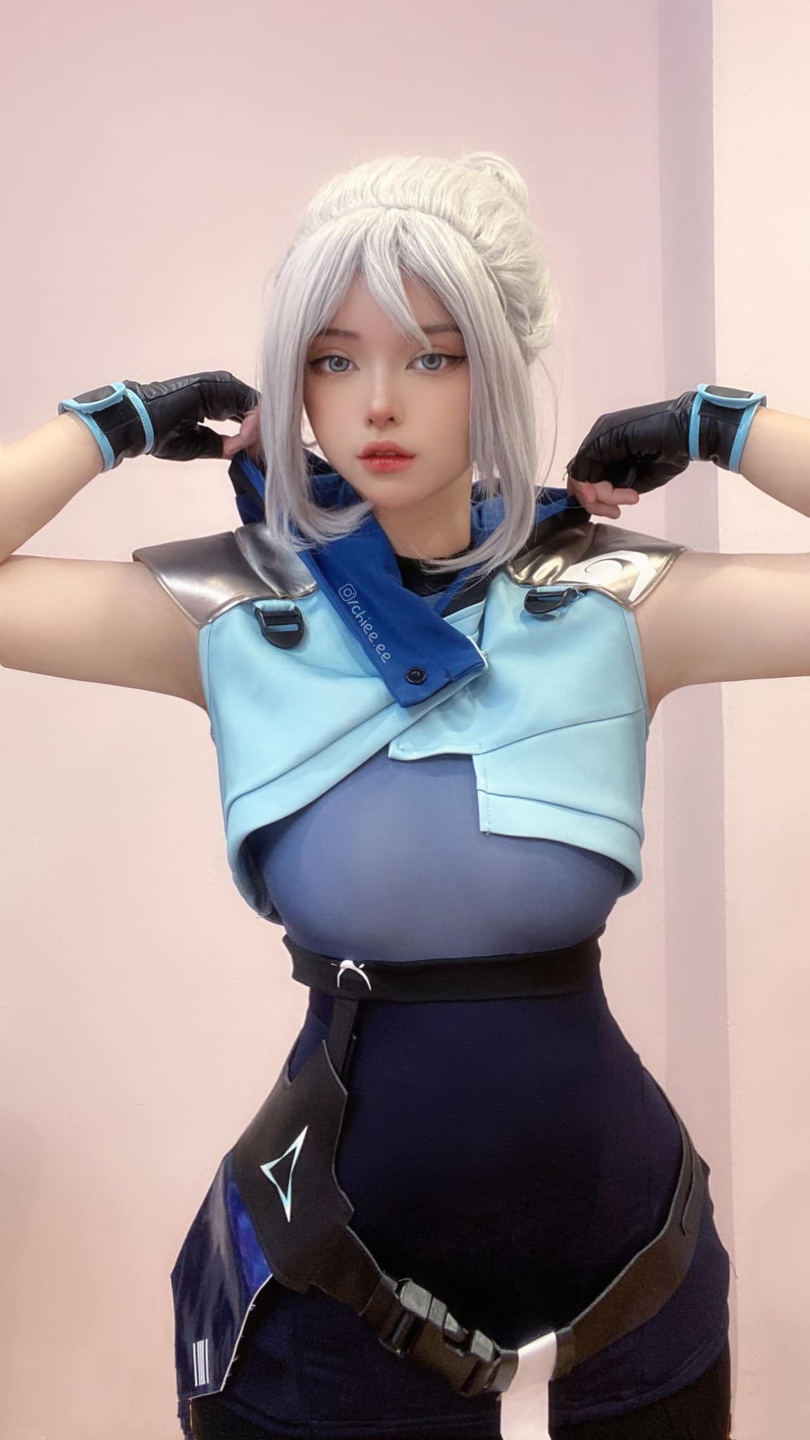 Ảnh gái cosplay khoe ngực bự