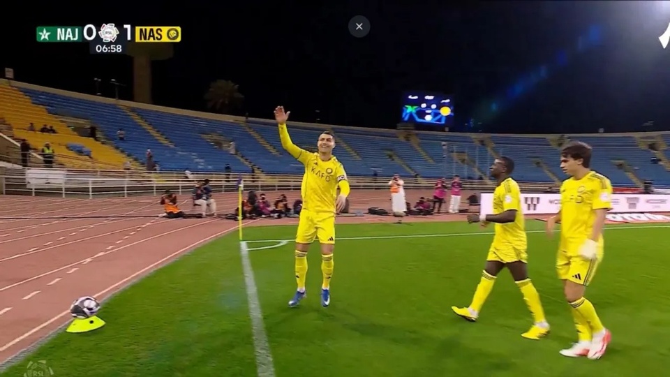 Vì sao Ronaldo ăn mừng bằng động tác úp rổ?