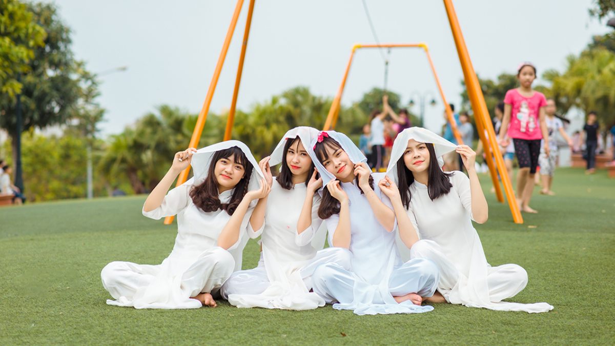 Tạo dáng chụp ảnh áo dài nhóm khi ngồi