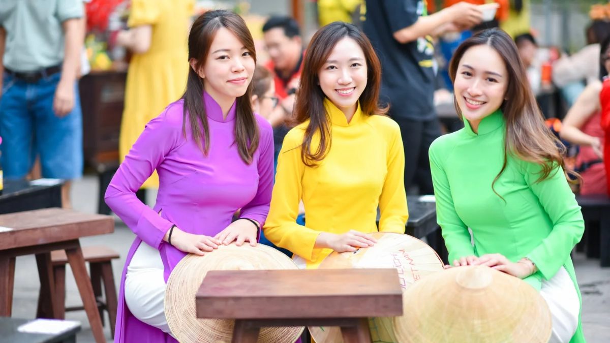 Tạo dáng chụp áo dài nhóm cười nói vui vẻ