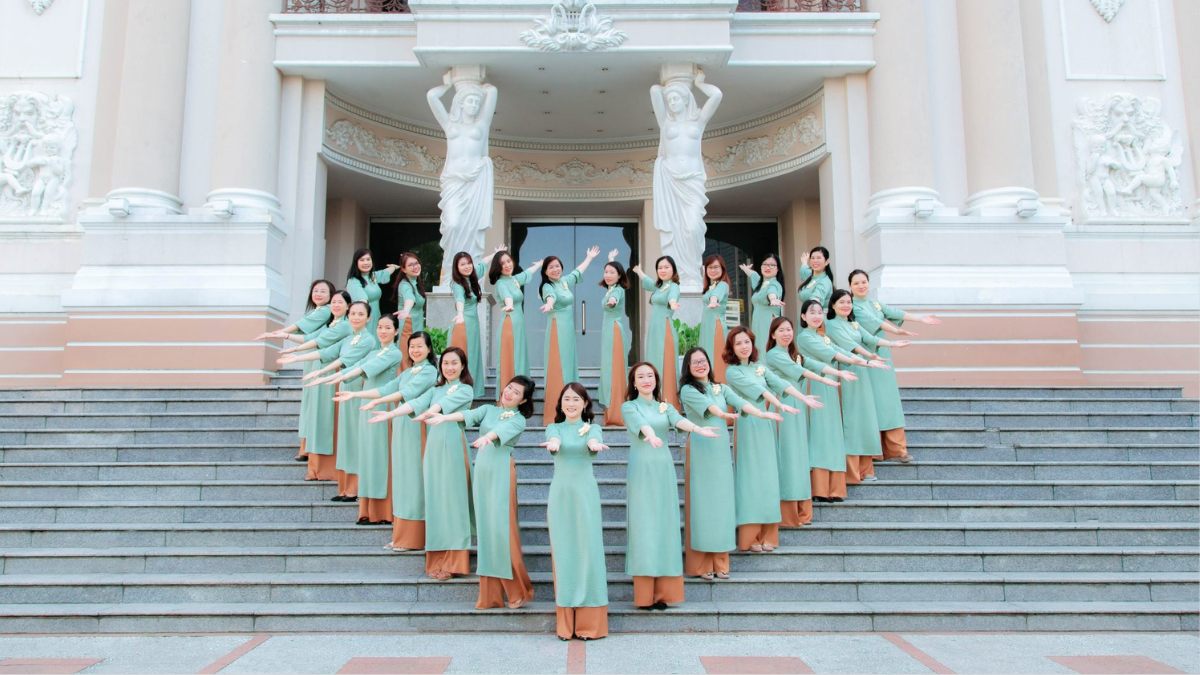 Chụp ảnh áo dài nhóm đẹp theo hình khối
