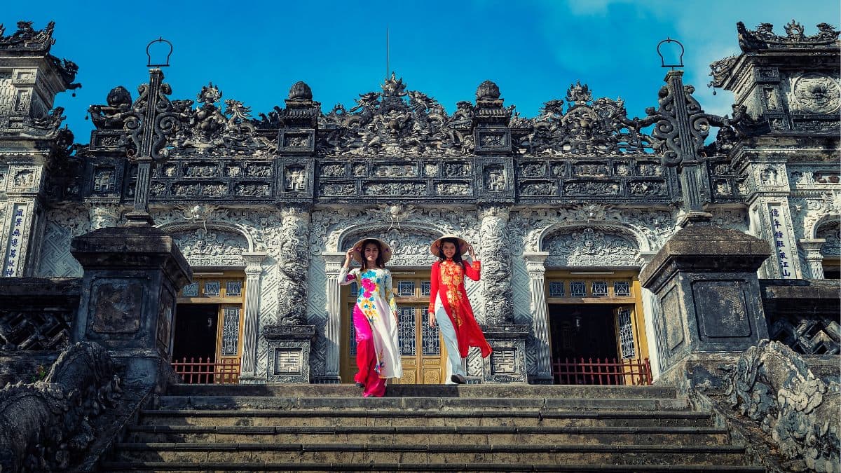 Tạo dáng chụp ảnh áo dài nhóm bước đi lên cầu thang