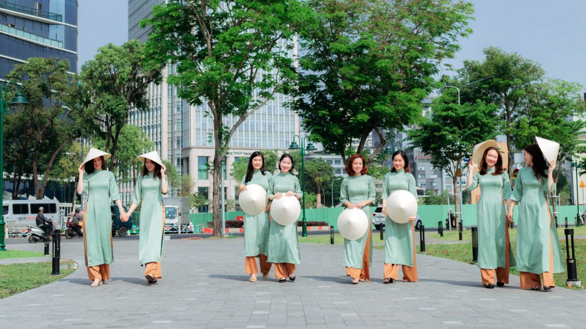 Tạo dáng chụp áo dài nhóm với nón