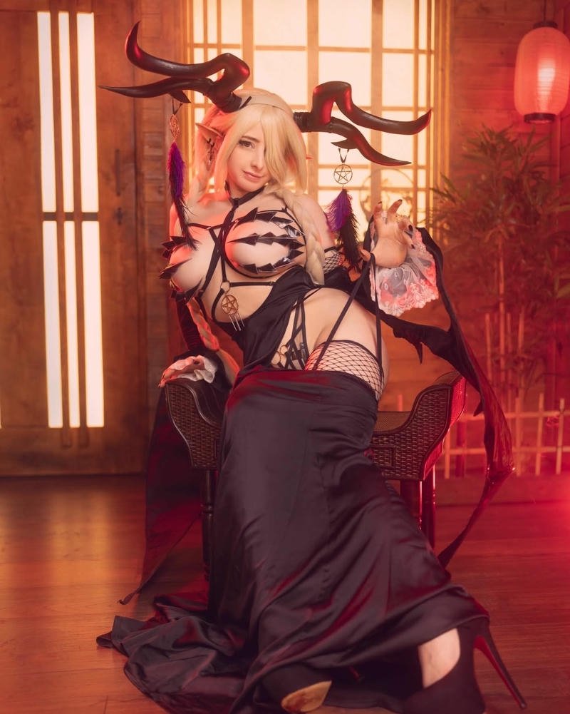 Cô nàng cosplay mang vẻ ngoài nổi bật đầy hấp dẫn