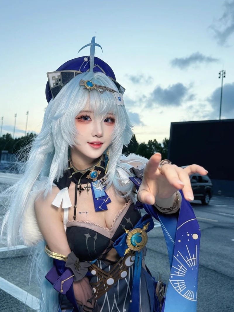 tạo dáng tự tin đặc trưng cosplay girls