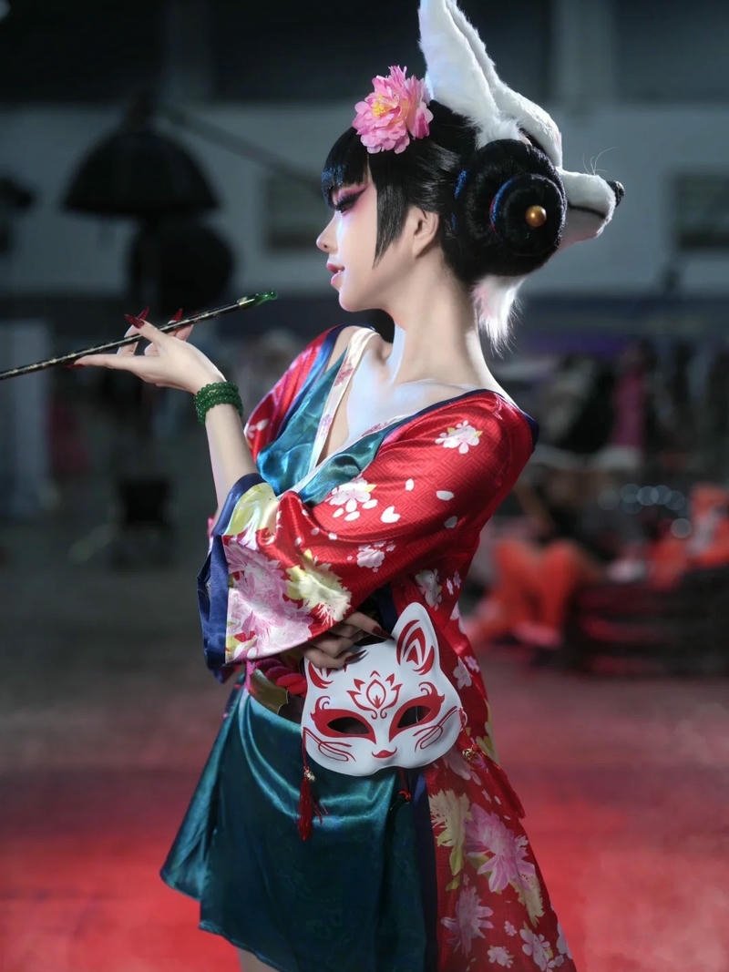 Ảnh cosplay đẹp ác quỷ váy đỏ cánh đen ngầu