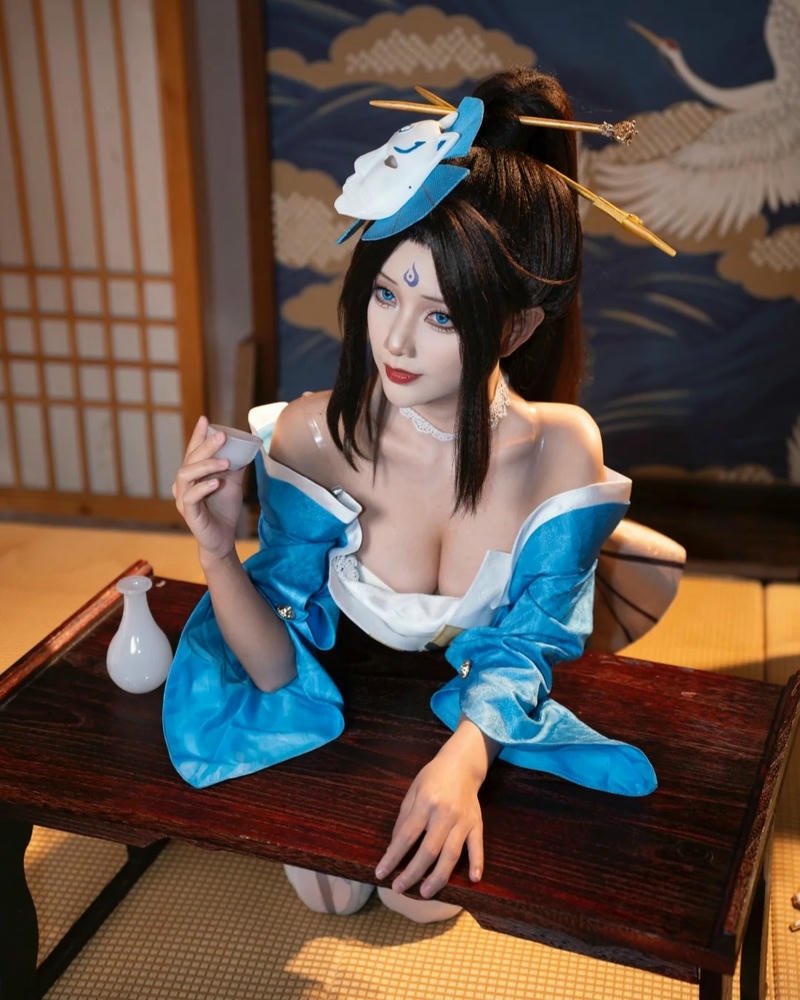 Ảnh cosplay đẹp tóc xanh ngồi tạo dáng váy đỏ