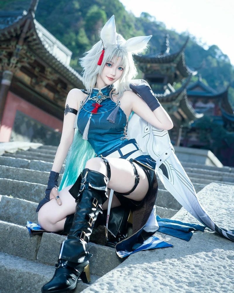 Ảnh cosplay đẹp váy đen Gothic đứng tại hội chợ