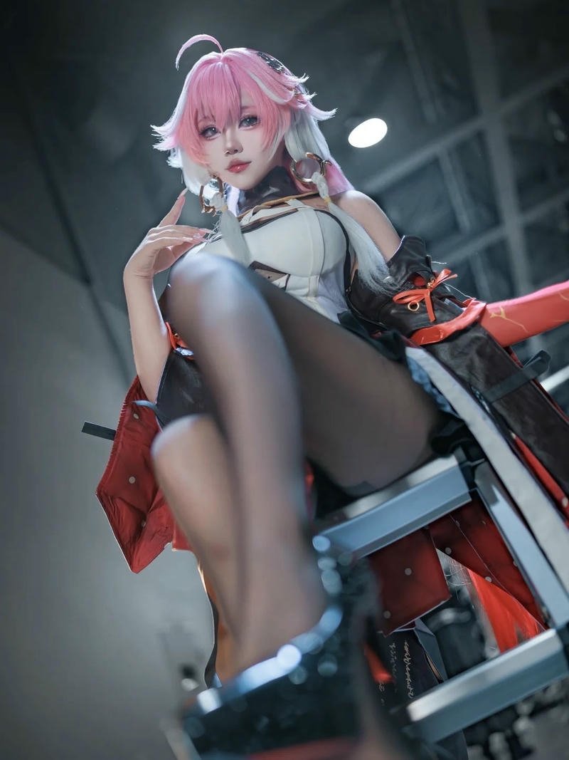 Cosplay game váy hồng xòe bồng bềnh rất đáng yêu