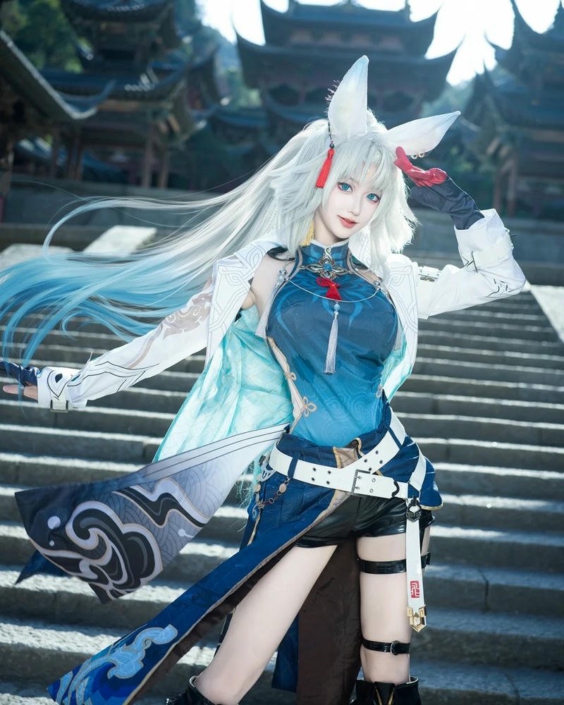 Cosplay Trung Quốc cầm súng hồng lớn tại sự kiện