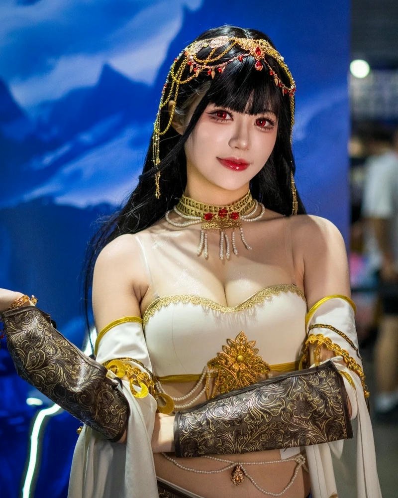 Cosplay Trung Quốc cận mặt tóc trắng mắt xanh biếc