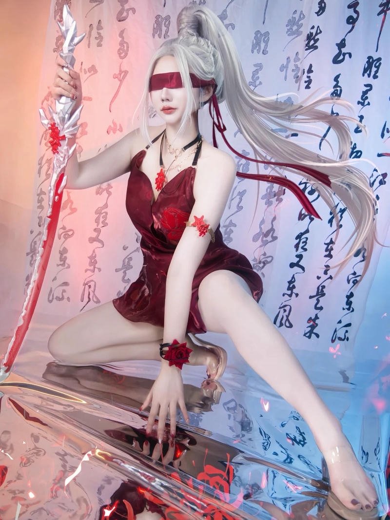 Cosplay Trung Quốc đứng tạo dáng trên cầu thang đá