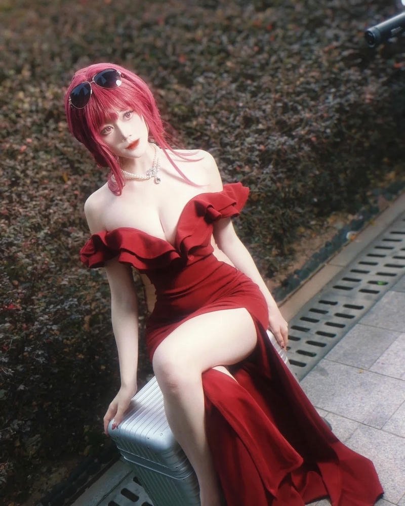 Cosplay Trung Quốc đứng tạo dáng trong hành lang tối