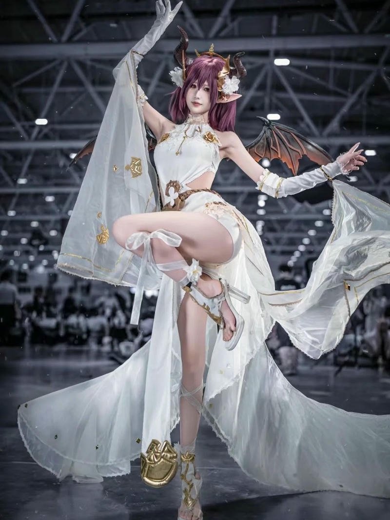 Cosplay Trung Quốc mặc áo khoác đỏ đứng dựa tường