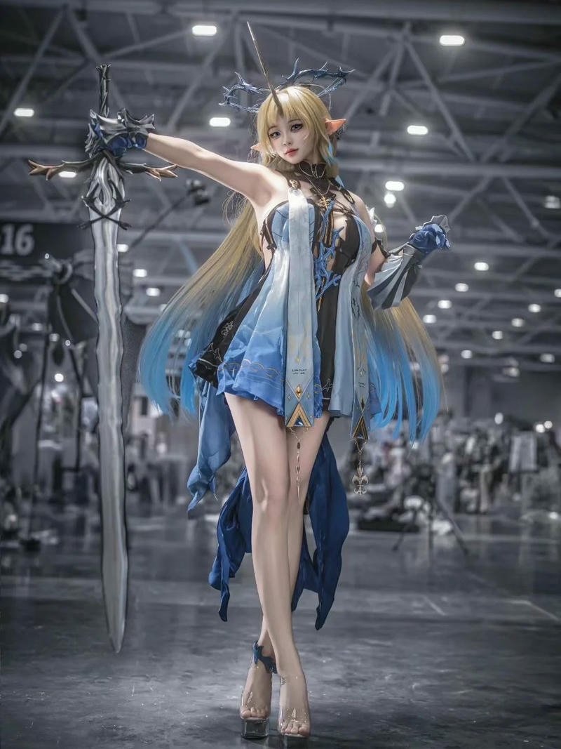 Cosplay Trung Quốc mặc kimono đỏ cầm mặt nạ cáo