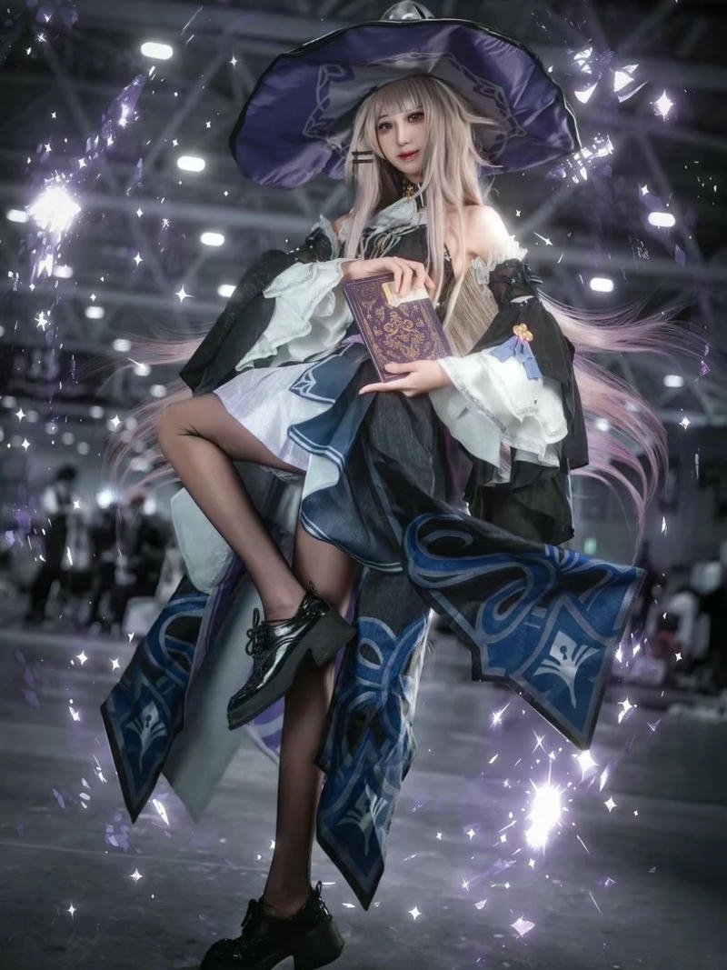 Cosplay Trung Quốc ngồi bàn trà uống rượu phong cách
