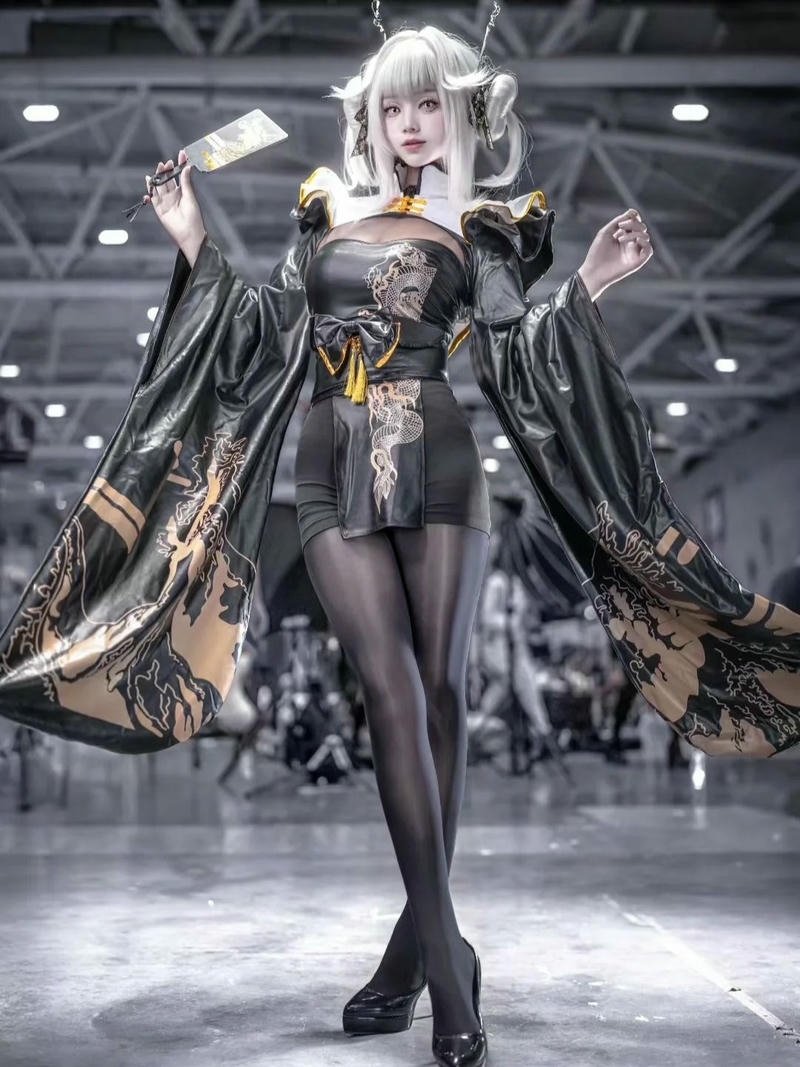 Cosplay Trung Quốc ngồi bệt váy đỏ ngắn quyến rũ