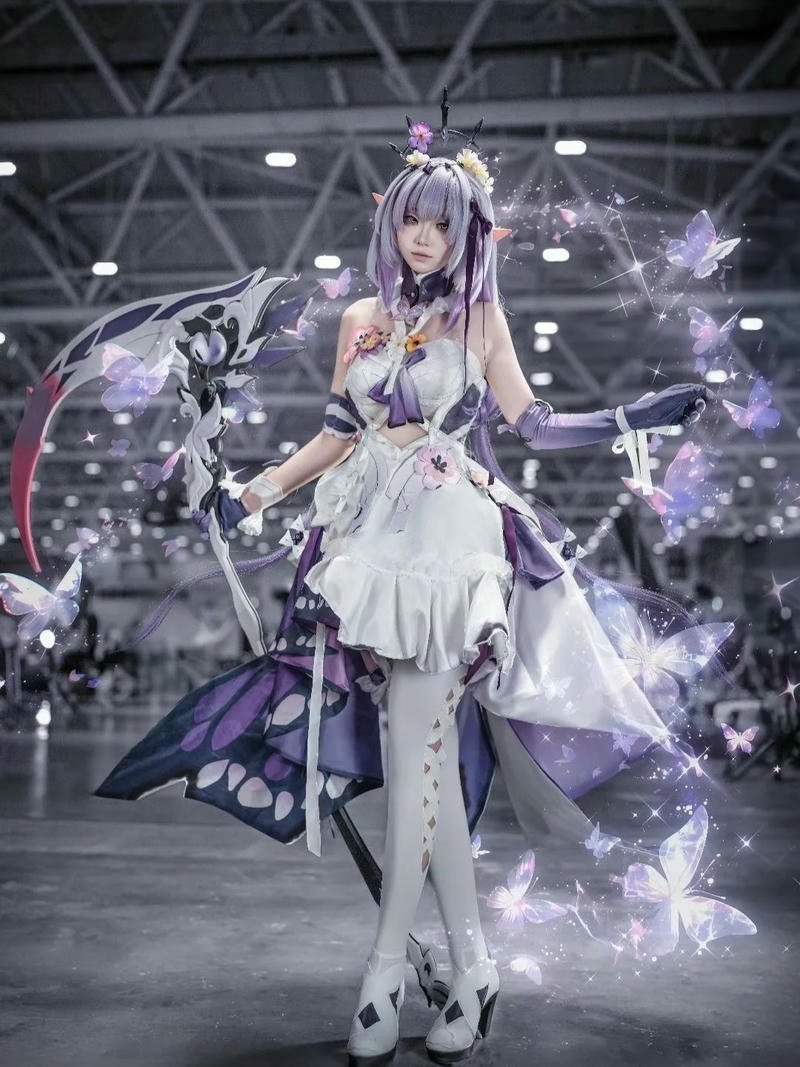 Cosplay Trung Quốc ngồi trên bậc thang đá tai cáo