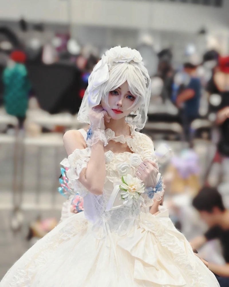 Cosplay Trung Quốc rót rượu trên bàn gỗ cổ điển