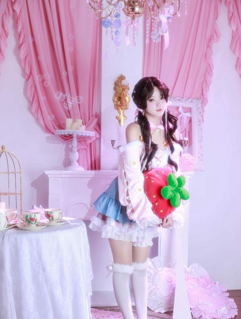 Cosplay Trung Quốc tóc hồng ngồi ghế tạo dáng ngầu