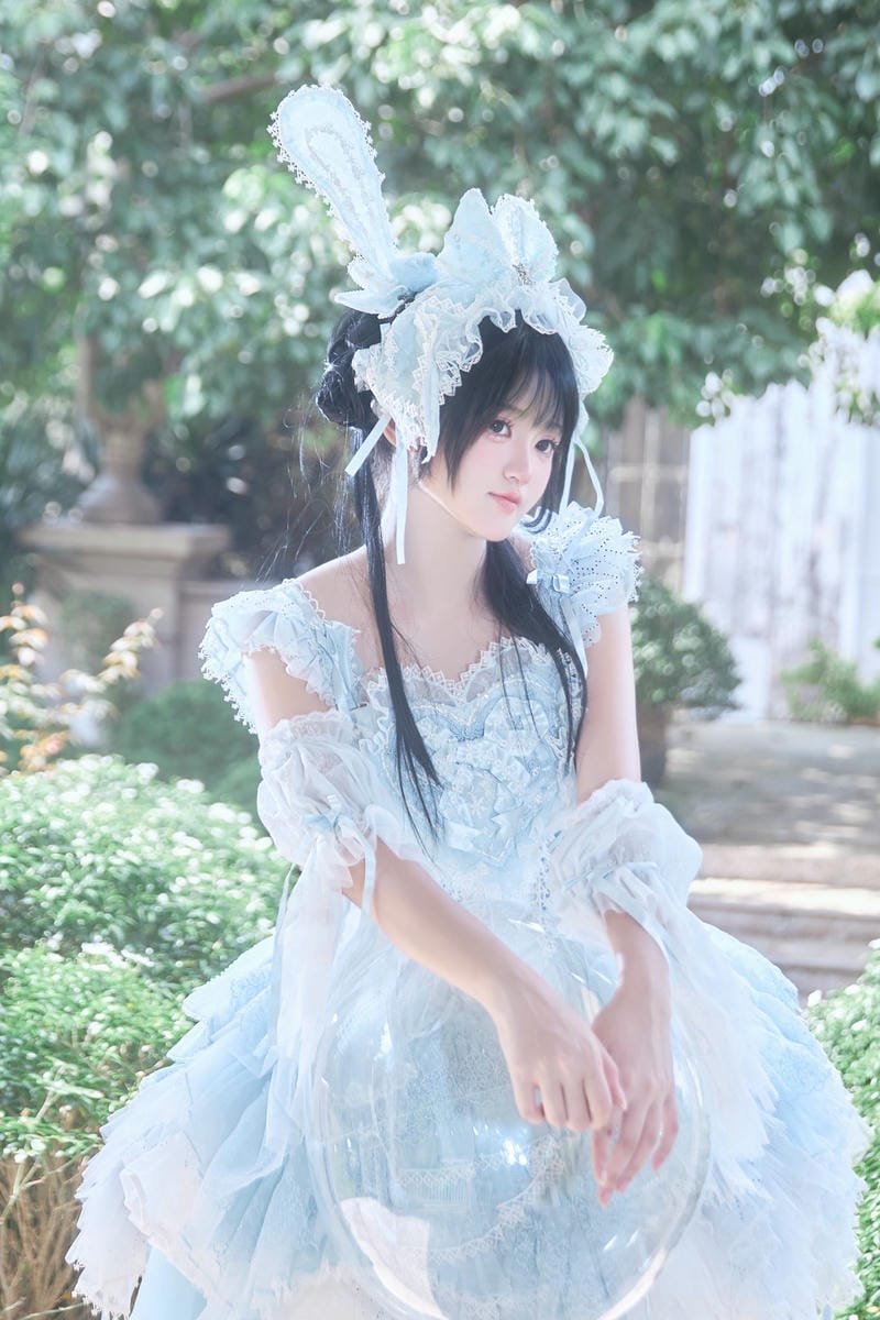 Cosplay Trung Quốc tóc trắng váy xanh ngồi bậc thềm