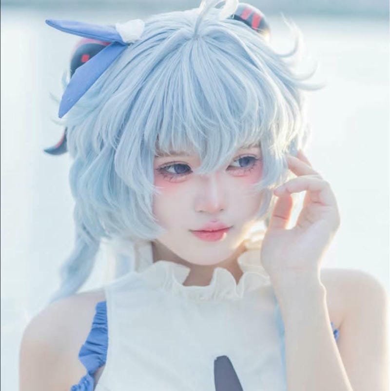 Cosplay Trung Quốc váy nhung đỏ ngồi trên thềm gỗ