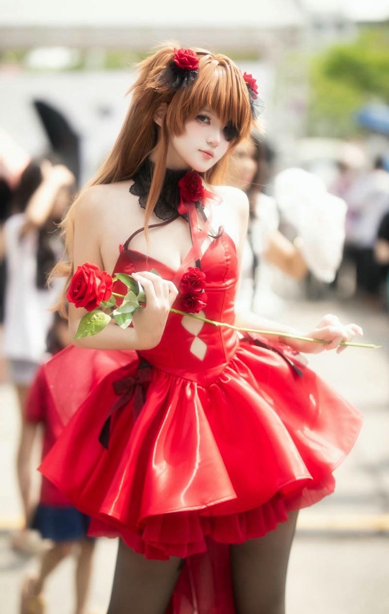 Cosplayer Trung Quốc cầm ô đỏ trang phục kiếm hiệp