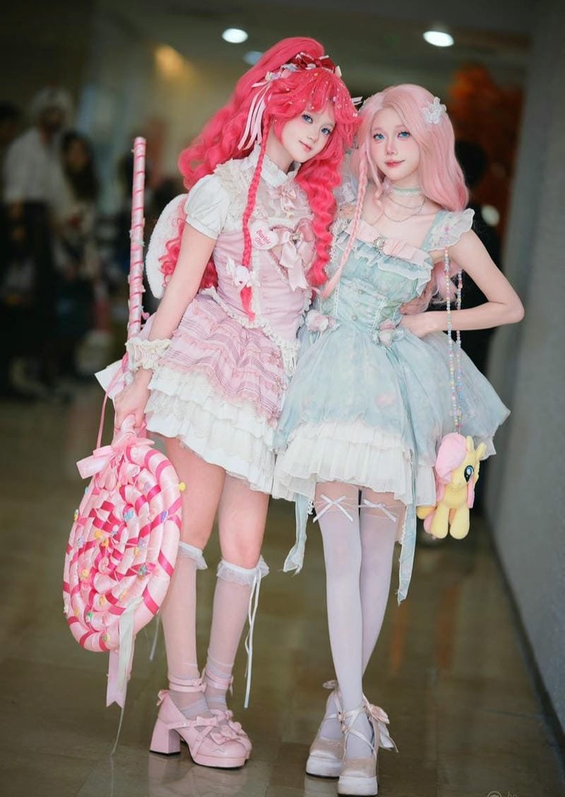 Cosplayer Trung Quốc tóc xanh mặc sườn xám đỏ rực