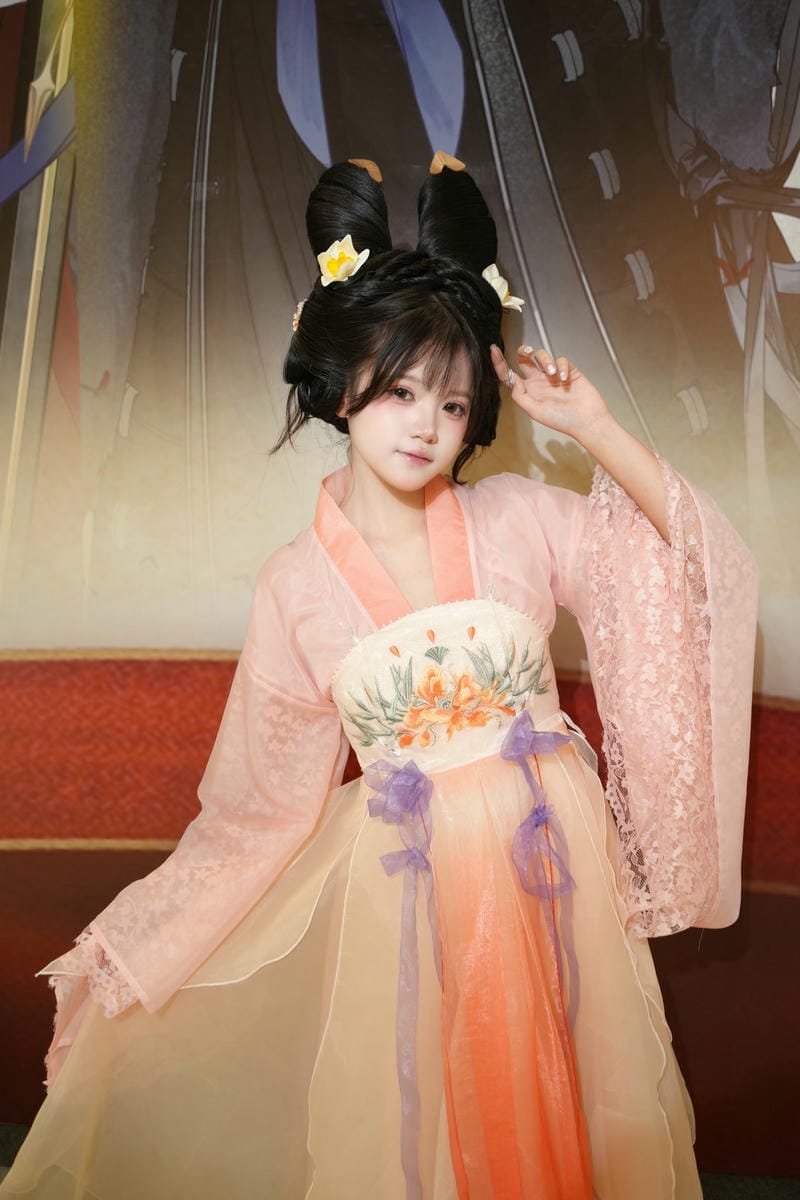 Cosplayer Trung Quốc váy Lolita đen cầm ô ren trắng