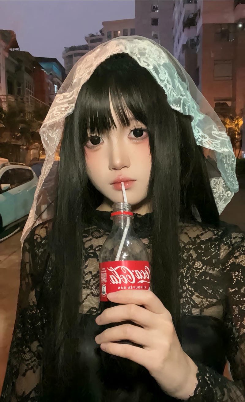 Cosplayer Trung Quốc váy xanh cầm kiếm đứng hiên ngang