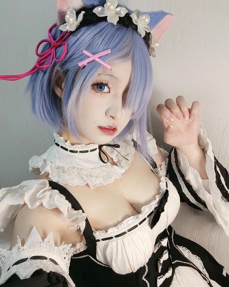 gái xinh cosplay anime trong hội chợ