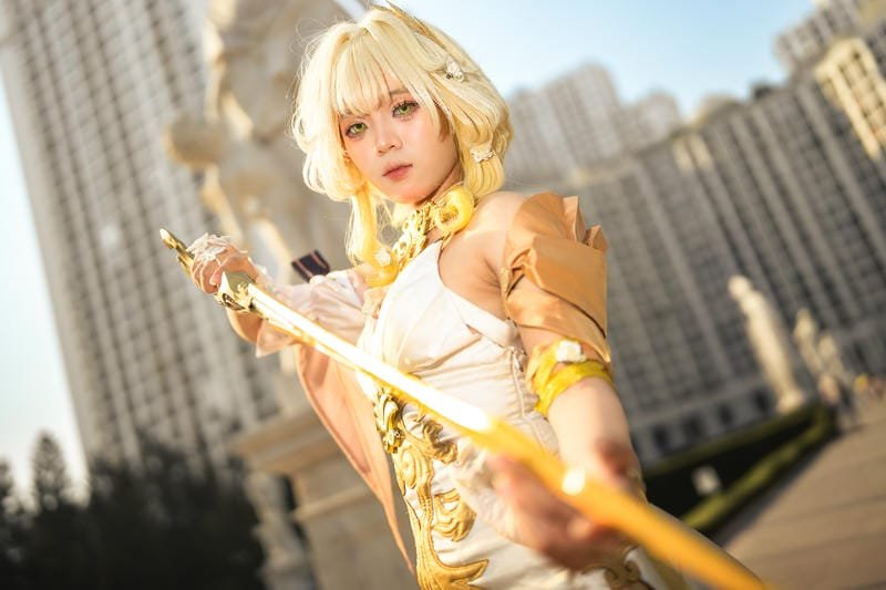 ảnh cosplay huyền bí trong ánh tối