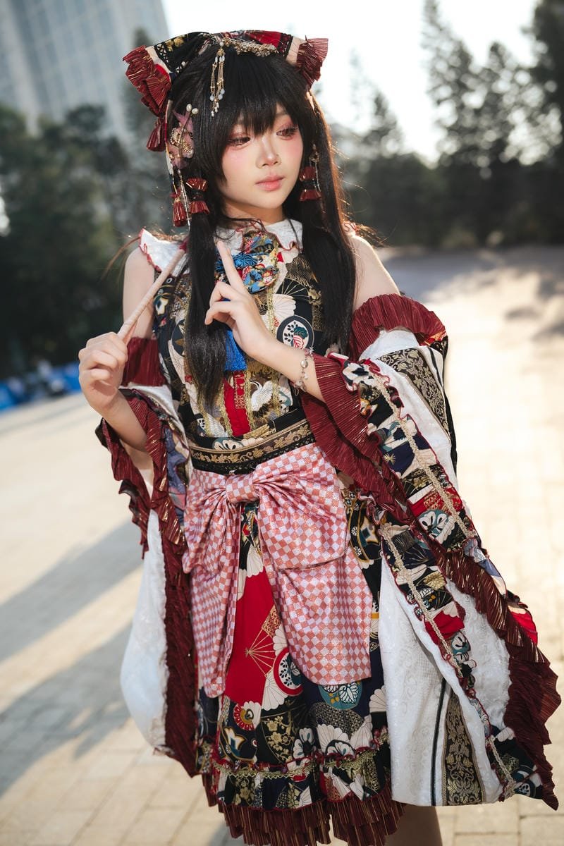 ảnh cosplay nhân vật cầm búa ngầu lòi