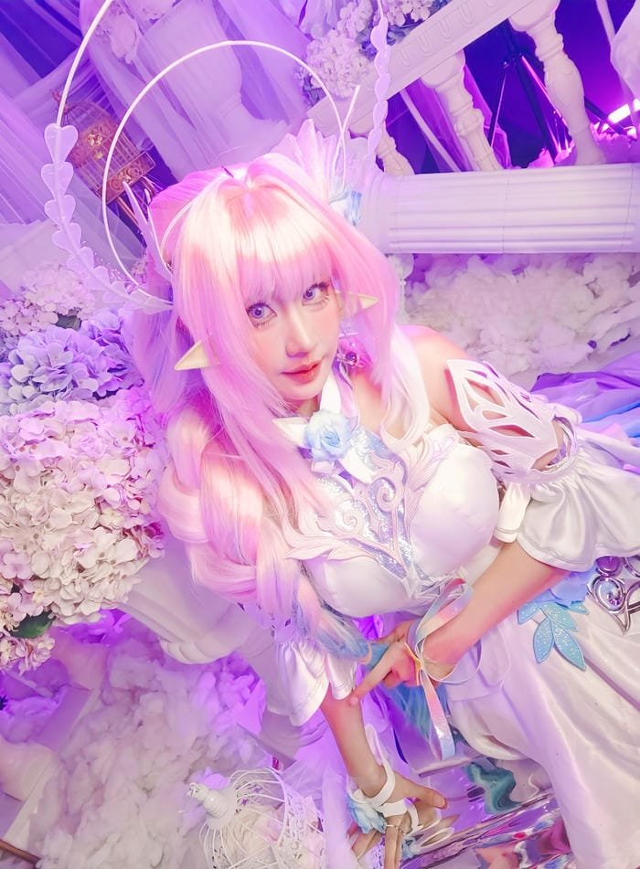 bộ ảnh cosplay sắc màu sống động hiện đại